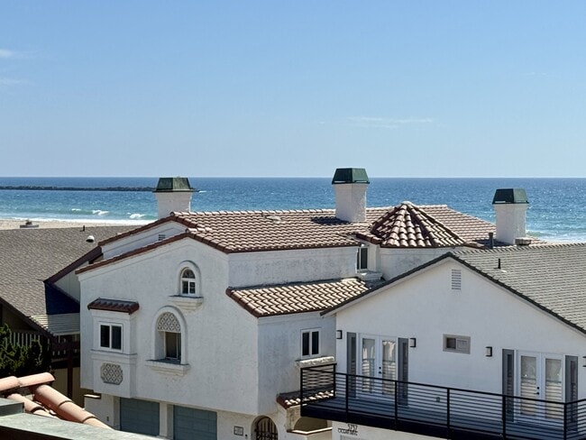 Building Photo - 3744 Ocean Dr