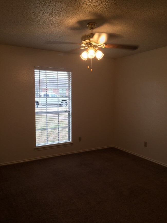 Building Photo - 9007 Woodgate Cir E