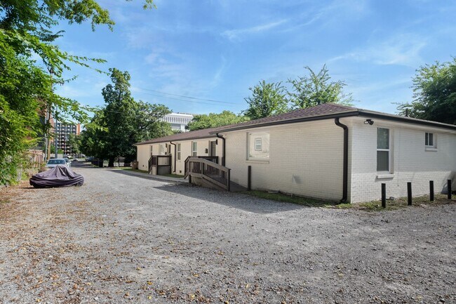 Building Photo - Available now, 2 bed 1 bath end unit in qu...