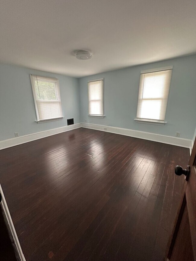 Building Photo - 541 W Jersey Ave