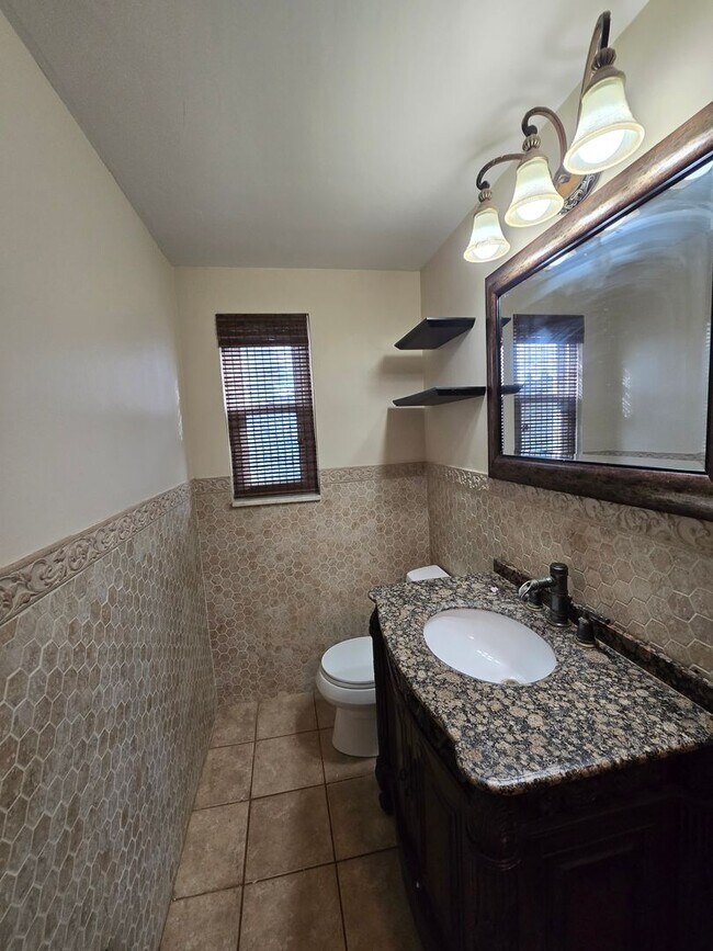 Building Photo - 305 Longview Dr