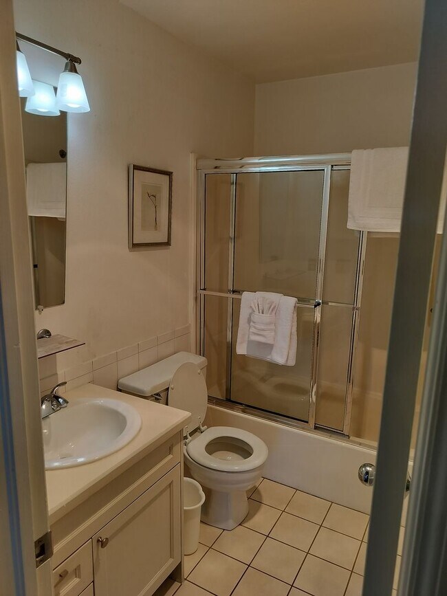 Building Photo - Immediate Move In special- Furnished/Pet friendly/ One bedroom Condo, short term lease of 30 days...