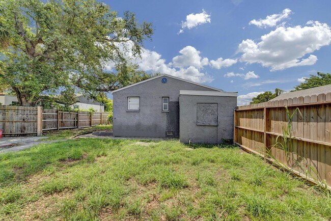 Building Photo - 172 W 15th St