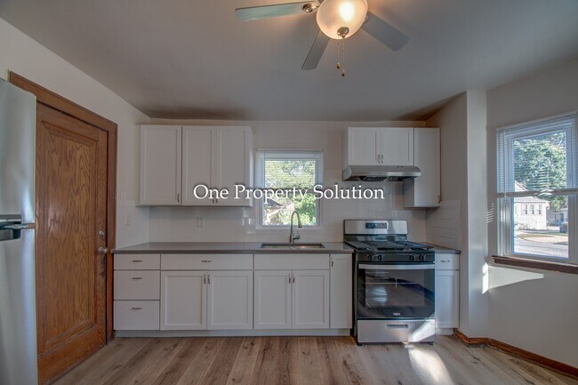 Building Photo - 700 E 36th Ave