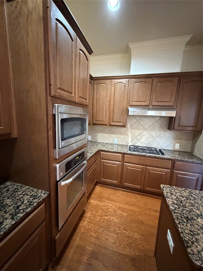 Building Photo - 11602 Royal Oaks Crossing