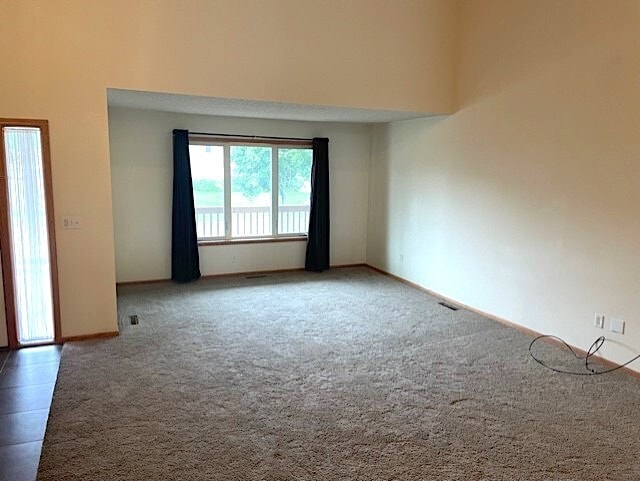 Building Photo - 707 E 7th St