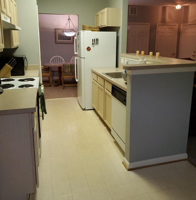 Fully eqipped kitchen - 1974 Scotts Crossing Way