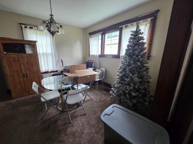 Building Photo - 3 Bedroom 1-bathroom single family 2 story house