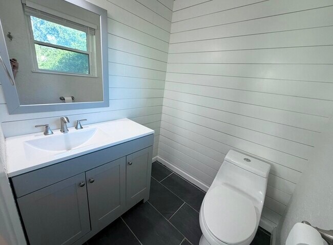 Building Photo - 1005 Idlewood Ave