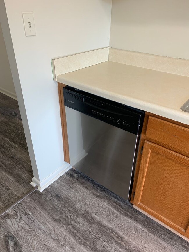 Building Photo - 2 Bedroom, 2 Bath Apartment, with Communit...
