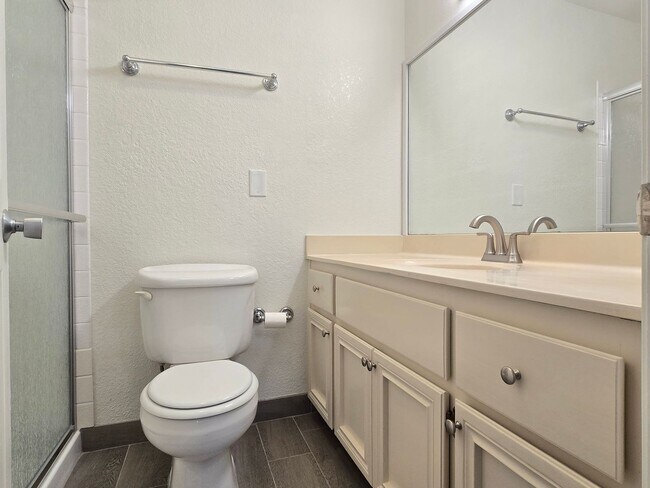Building Photo - Large Downstairs Condo in Nice Community, ...