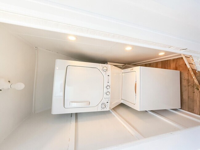 Building Photo - Newly Renovated 2BR on Sought-After Warren Street with Soaring Ceilings