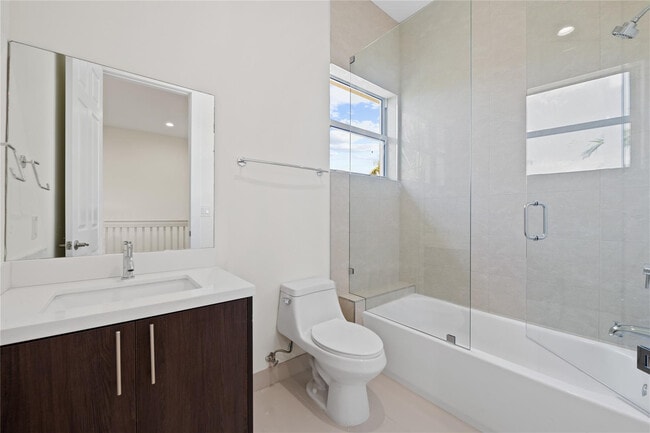 Building Photo - 1434 SW 4th Ave