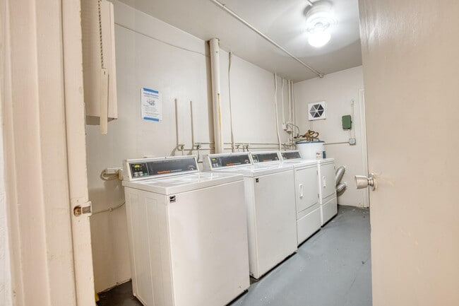 Building Photo - 2950 N Palm Aire Dr