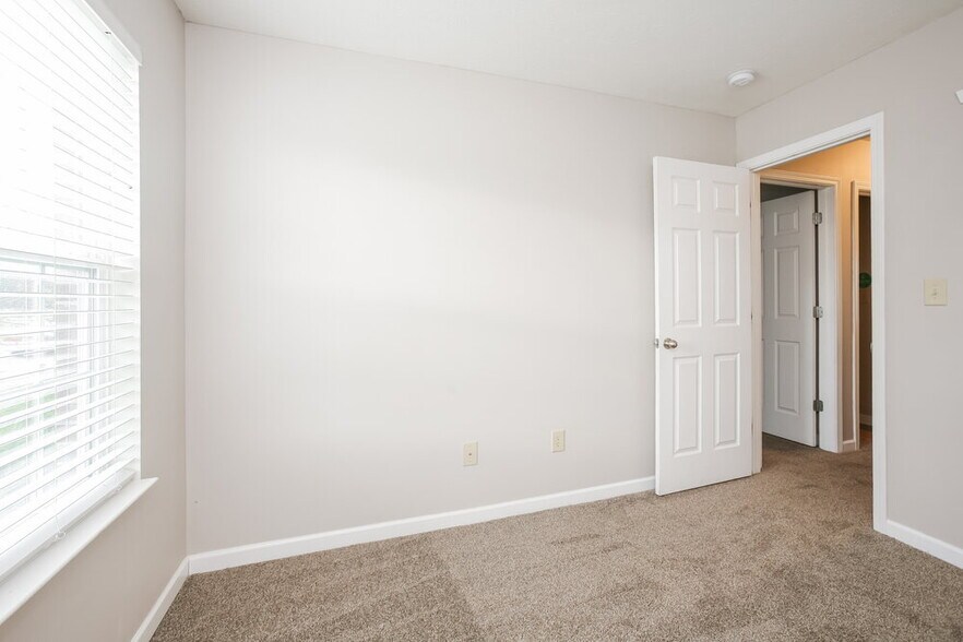 Building Photo - 2208 Rossington Ln