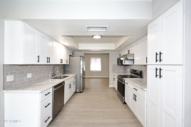 Building Photo - 2131 E Geneva Dr