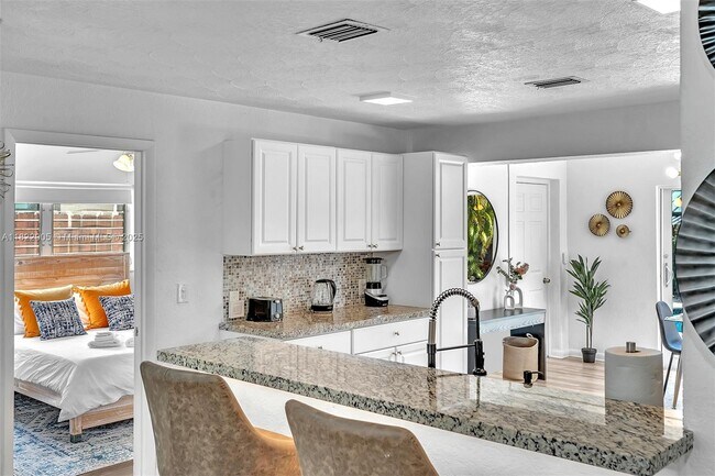 Building Photo - 4633 SW 28th Ave