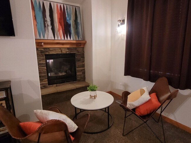 Building Photo - Hank's Hideaway in Sunriver, Furnished, all Utilities Included. Gym access, Hot Tub. 30-day Minim...