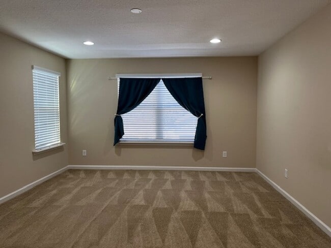 Building Photo - Well Appointed 4/3  Dreamfinders Home