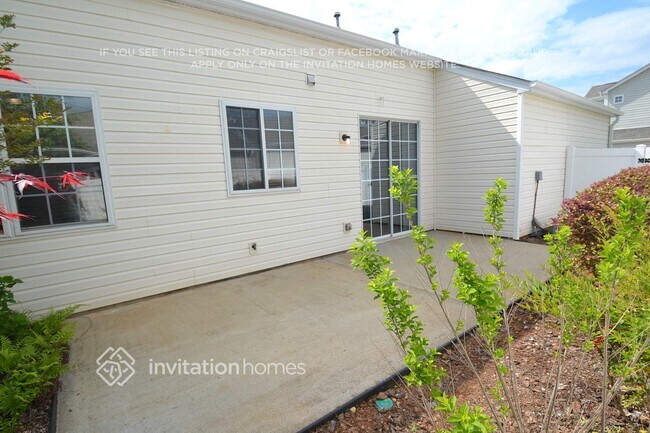 Building Photo - 230 W Oaks Pl