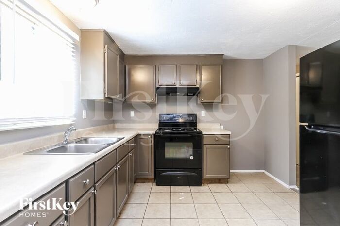 Building Photo - 910 Woodlark Dr