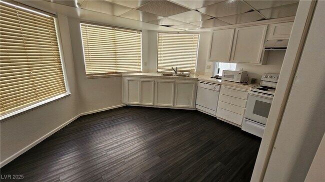 Building Photo - 4220 Whippoorwill Cir