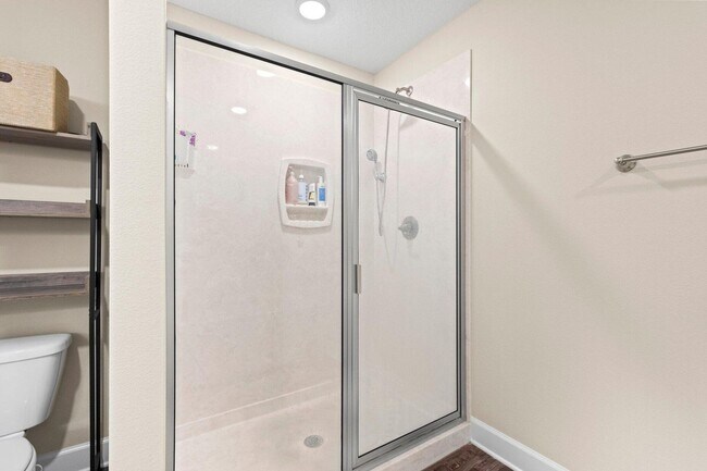 Building Photo - 4 Bedrooms!!!