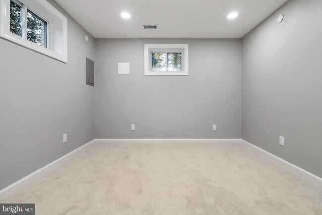 Building Photo - 6621 Hallwood Ave