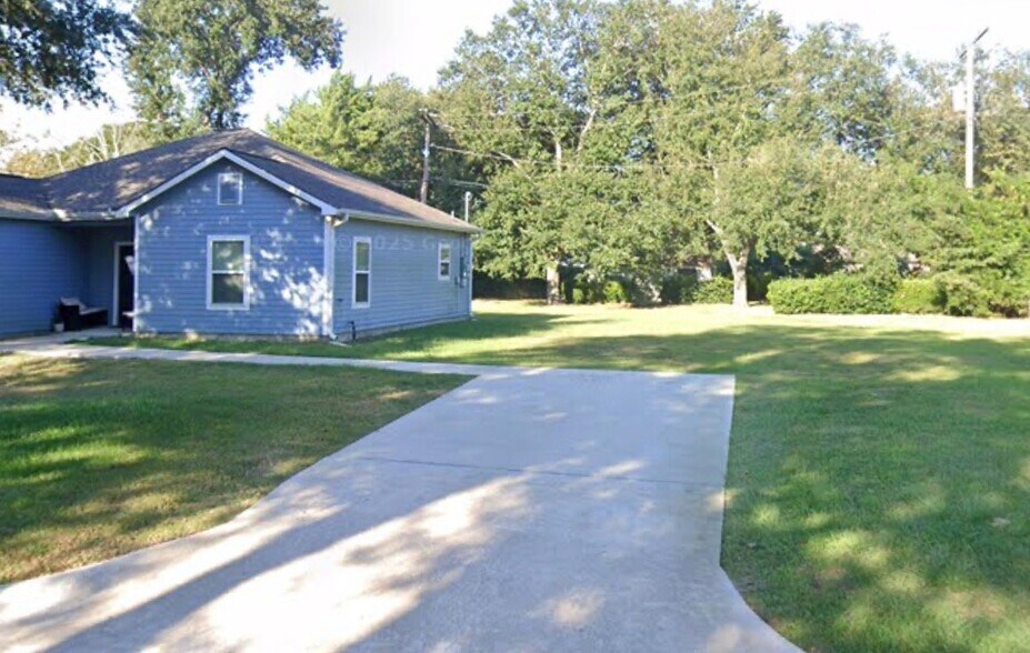 Building Photo - 490 Enfield Ln