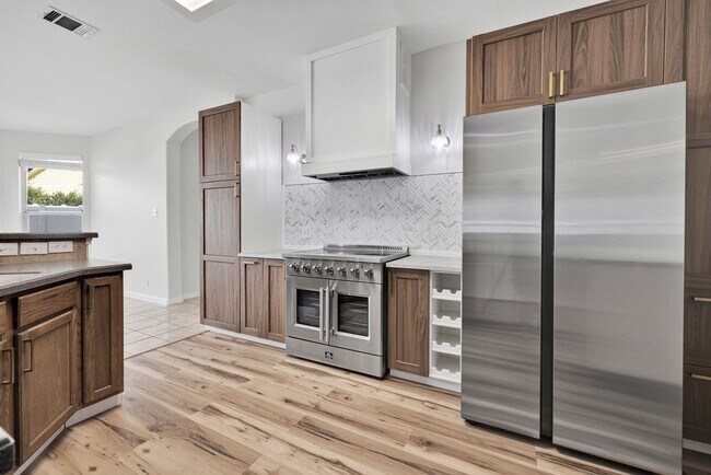 Building Photo - 136 Brook Shire