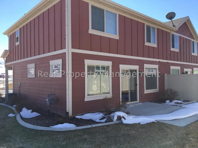 Building Photo - A Fantastic 3 bedroom, 2.5 bath Town Home ...