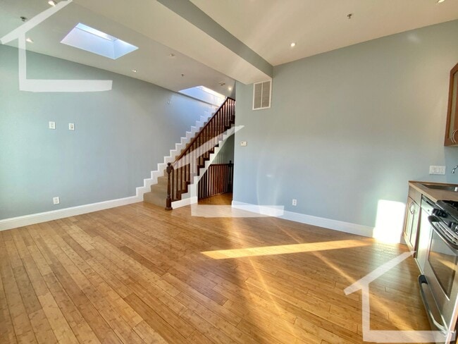 Building Photo - TOP FLOOR 2 BED 2 FLOORS + Private Rooftop Deck!!! Available 9/1/26