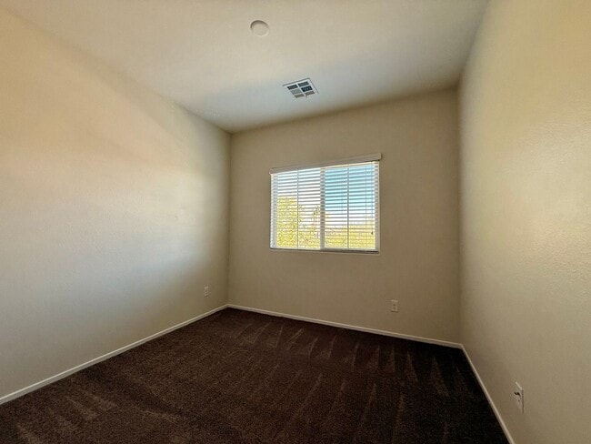 Building Photo - 3 BED 2.5 BATH 2 CAR GARAGE HOME w/ LOFT &...