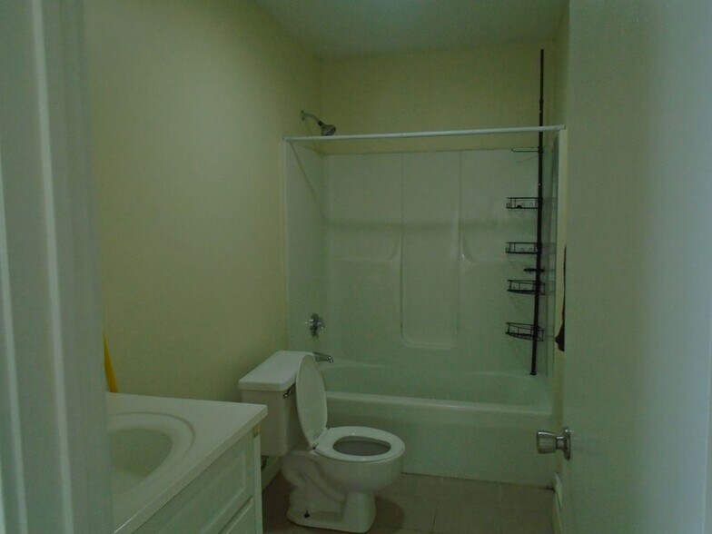 Building Photo - 327 Augur St