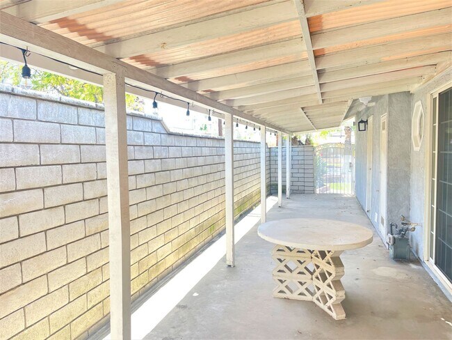 Building Photo - Adorable Riverside Single Story- Just in time for Summer!