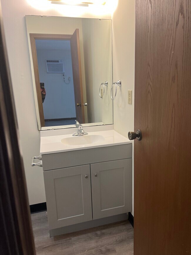 Building Photo - 1520 Main St