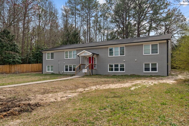 Building Photo - Experience Modern Living: Newly Renovated 1 Bed, 1 Bath Apartment Coming Soon!