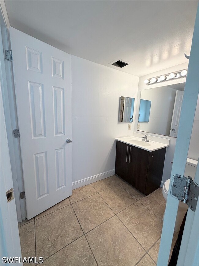 Building Photo - 190 Santa Clara Dr