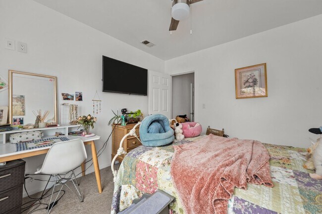 Building Photo - Semi furnished!