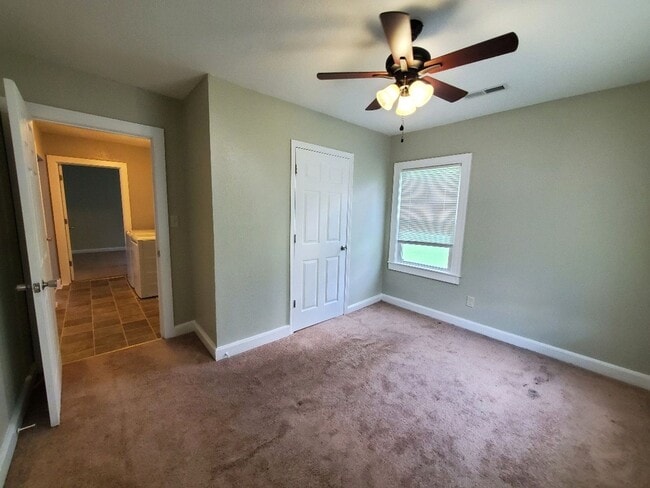 Building Photo - Charming 3BR/1BA Home for Rent – Conveniently Located Near the US Coast Guard Base
