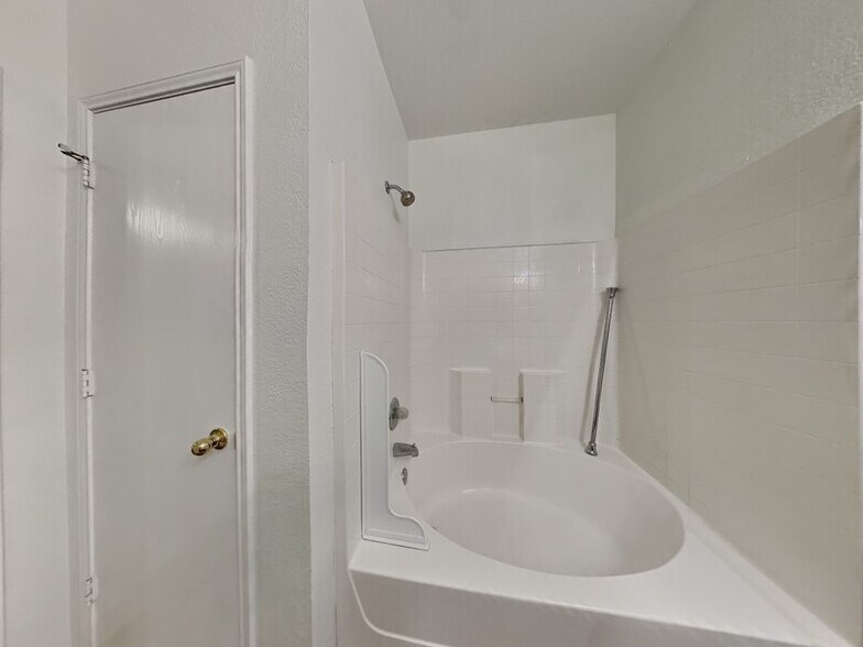 Building Photo - 6401 Downeast Dr