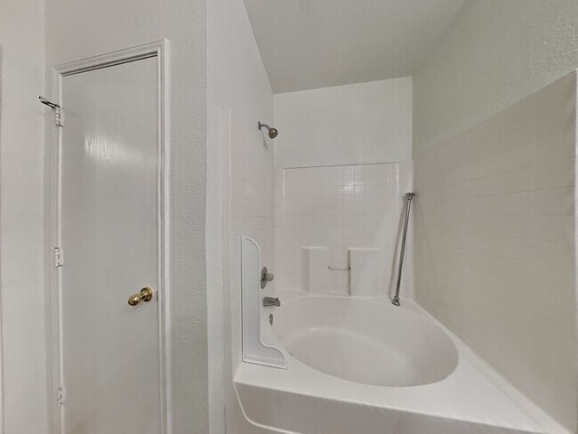 Building Photo - 6401 Downeast Dr