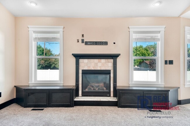 Building Photo - Beautiful - Elegant - 5 Bedrooms - 3 Car -...