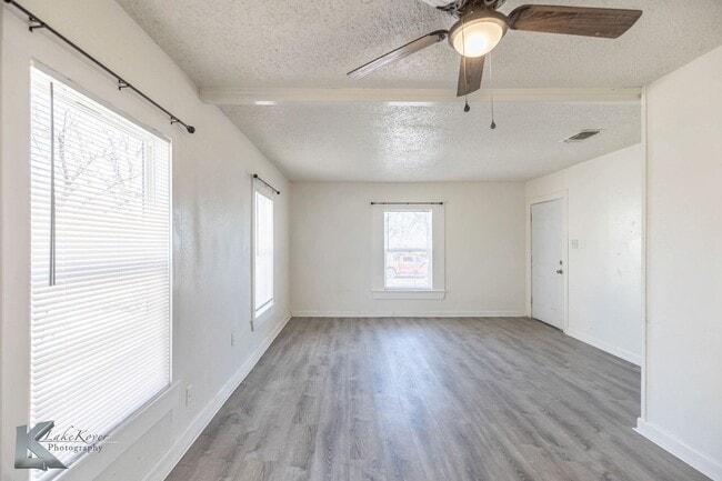 Building Photo - 2 bed 1 bath, New kitchen, new windows!