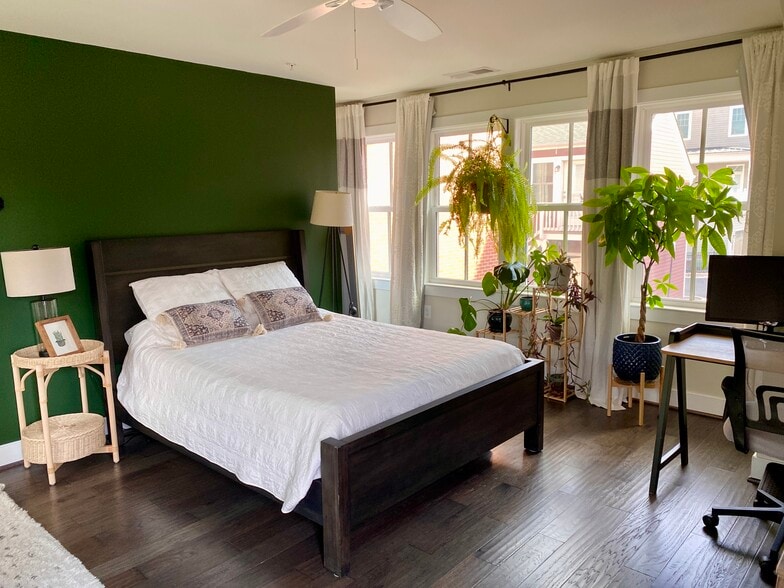 Beautiful, bright room with plentiful windows facing south and north. - 2115 Main Line Blvd