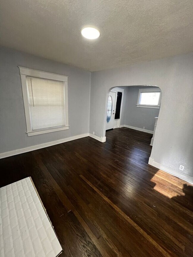 Building Photo - Spacious 5-Bedroom Home with Enclosed Porc...