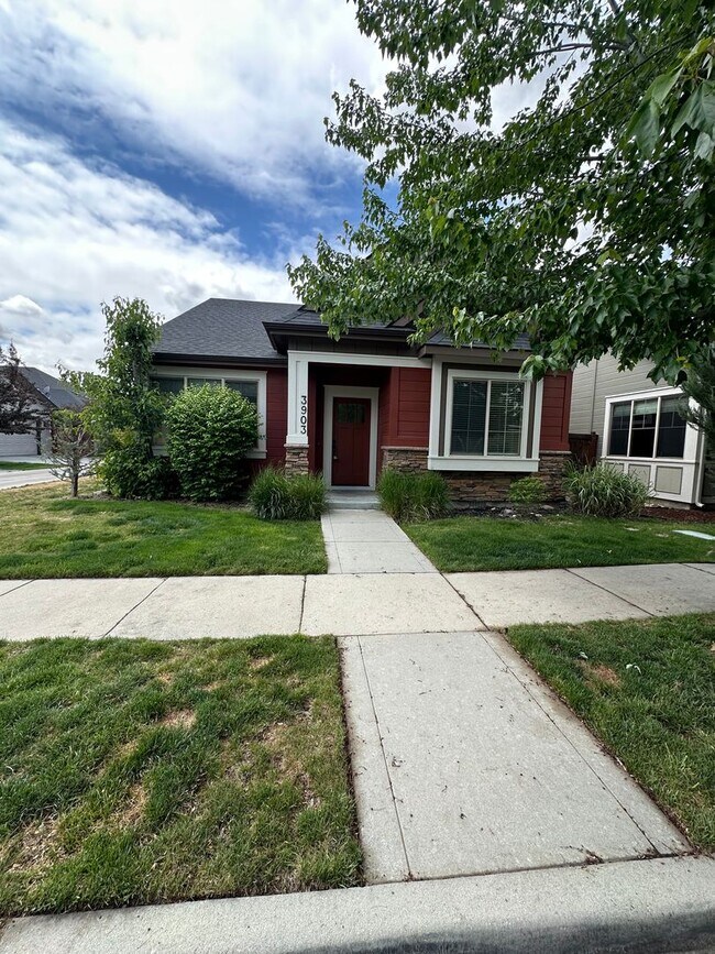 Primary Photo - 3 Bedroom 2 Bath Home, New Paint, New LVP ...