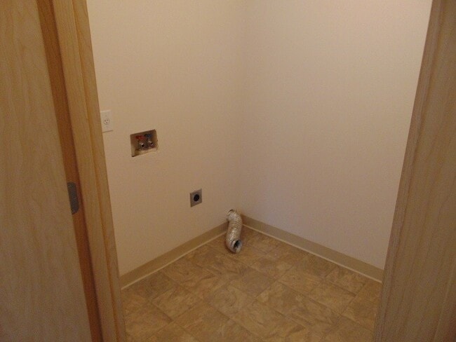 Building Photo - Enjoy Easy Living in Cascade Park with a Private Fenced Backyard