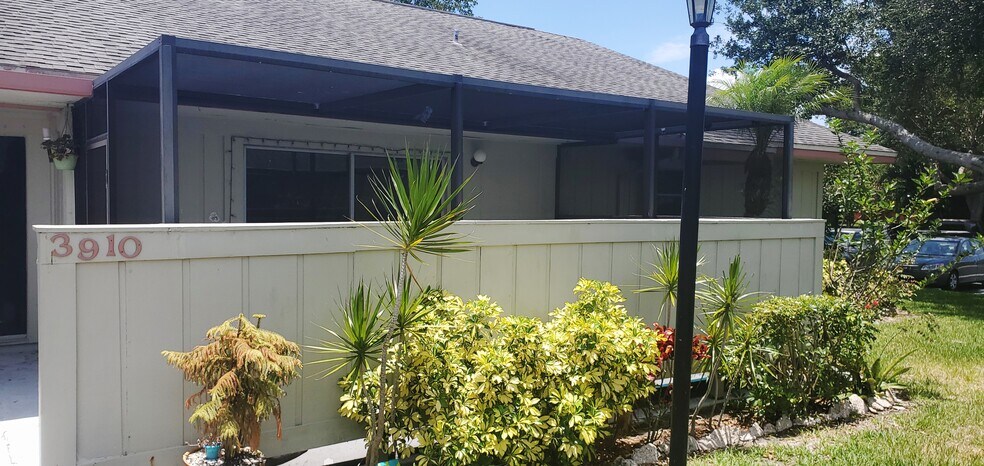 Building Photo - 3910 NW Cinnamon Tree Cir