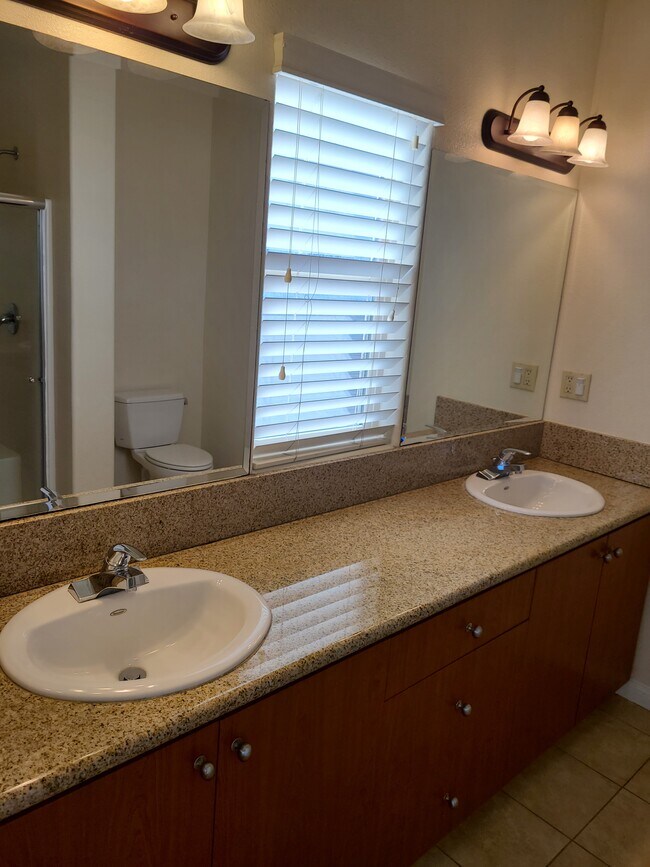 Building Photo - 15024 Magnolia Blvd